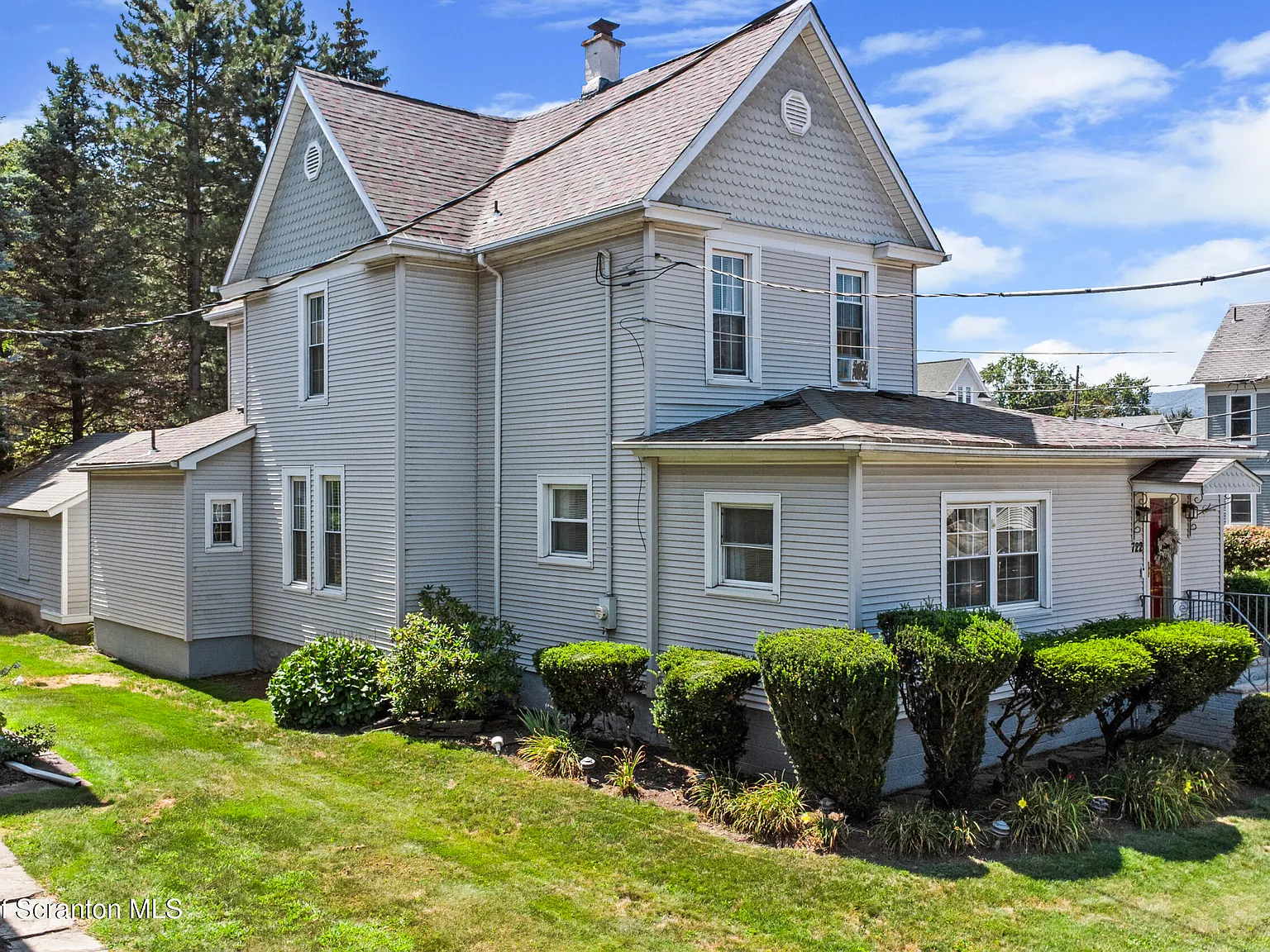 6 bed, 2.5 bath, 2500 sqft, $3,300 — Photo 4