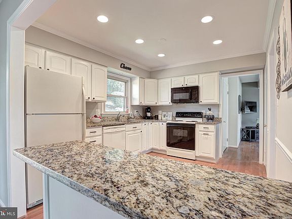 3rd image of 9014 Lake Braddock Dr