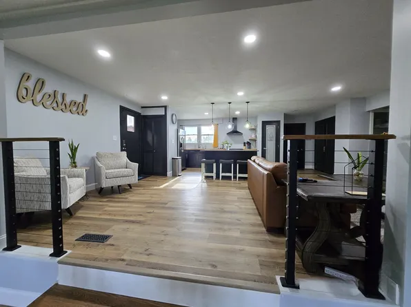 106 Phillips Ln, Oak Ridge, TN 37830