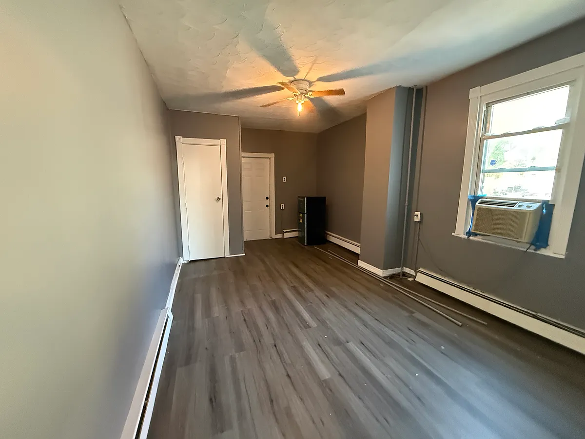 Building Photo - 640 Detty St #1