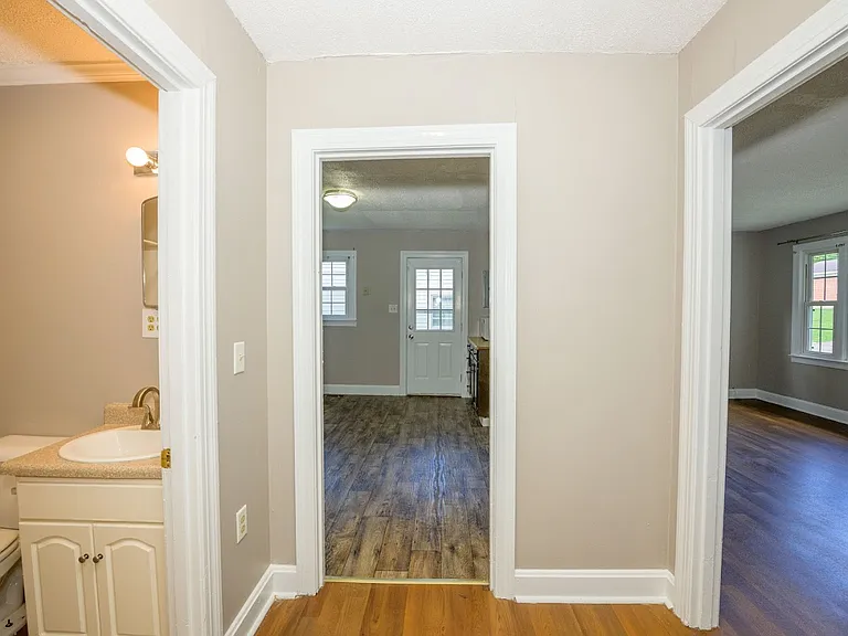 514 Henry St — Photo 8
