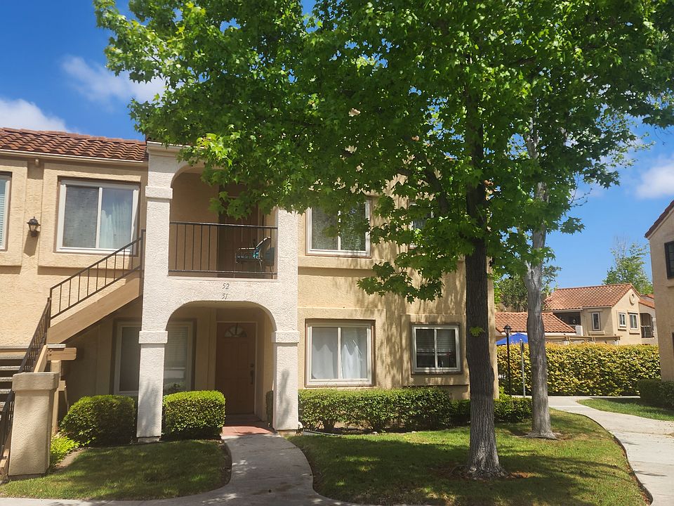 Located in a desirable location in High Ridge Condominiums, this 2nd floor 2BD/2BA unit has covered parking immediately in front.