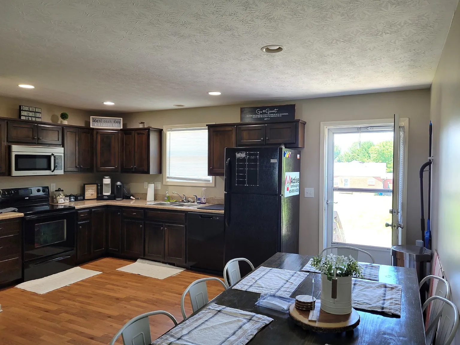 2 bed, 2.0 bath, 900 sqft, $1,470 — Photo 2