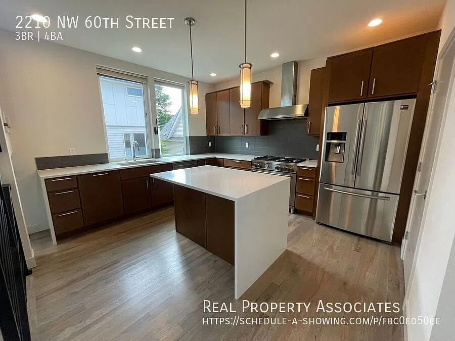 Pet Friendly, Spacious 3bed, 3.5bath, SFH with Private Rooftop deck, 1 covered parking stall — Photo 2