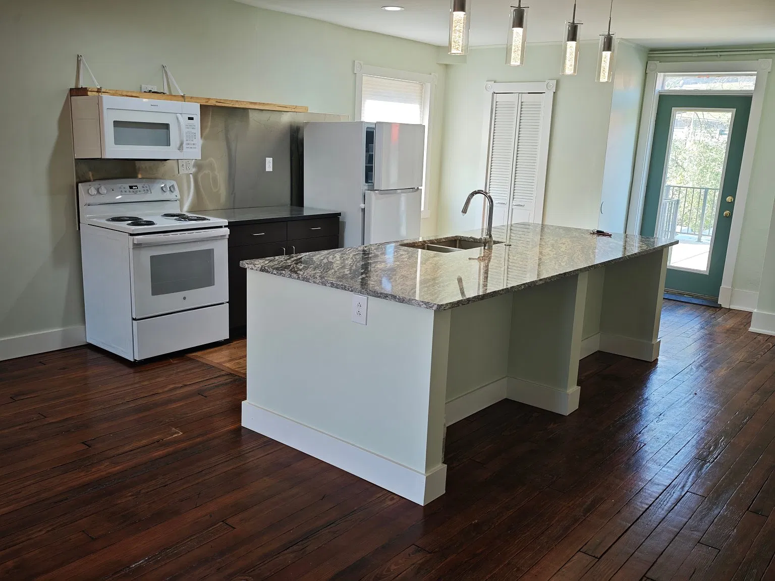 Linwood House, where Columbia Tusculum meets Linwood, entire penthouse with private roof deck. — Photo 4
