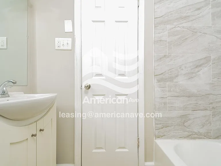1790575_007_wm_-_main_bathroom_13182562.jpg