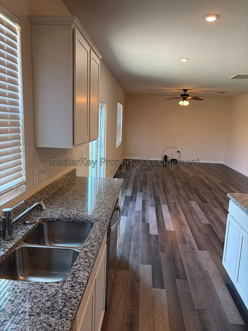 3 bed, 2.5 bath, 2083 sqft, $2,295 — Photo 4