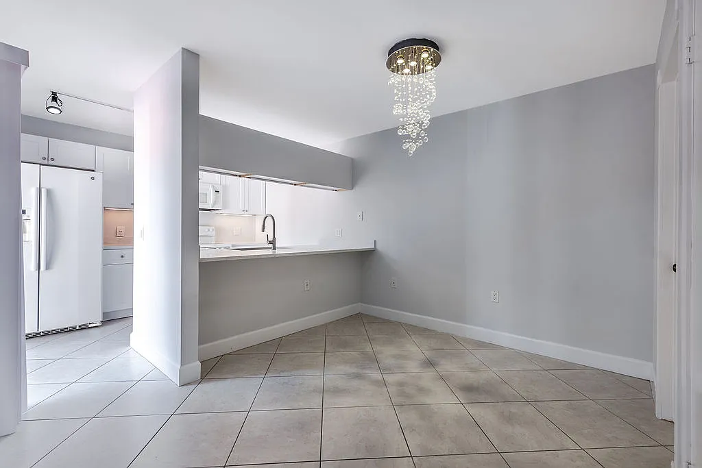 185 Charter Way - 1 — Photo 2