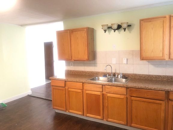 3rd image of 1008 N Evans St #1