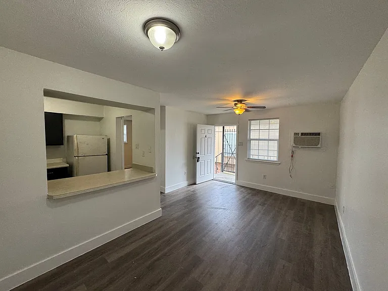 2121 Cleary Ave — Photo 2