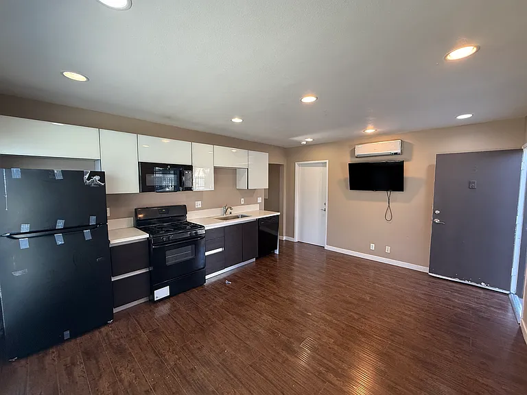 1123 W 37th Dr #3 — Photo 1