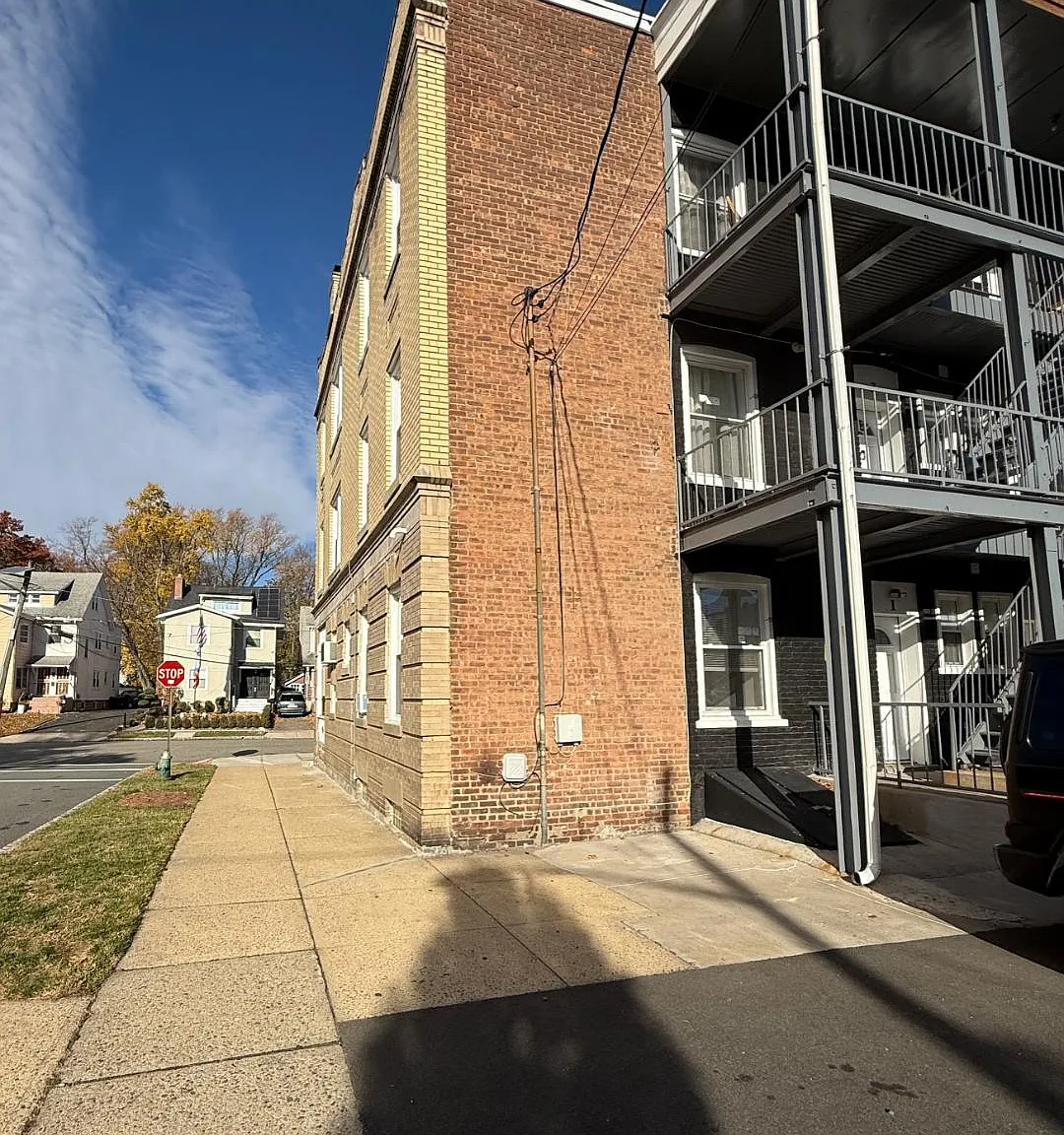 2 bed, 825 sqft, $3,100 — Photo 1