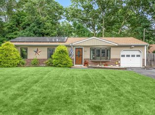 89 Wauwepex Trl, Ridge, NY 11961