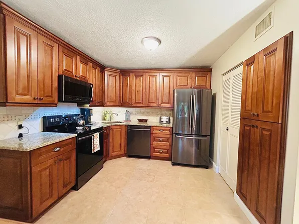 301 Knotty Pine Circle #B-1, Greenacres, FL 33463