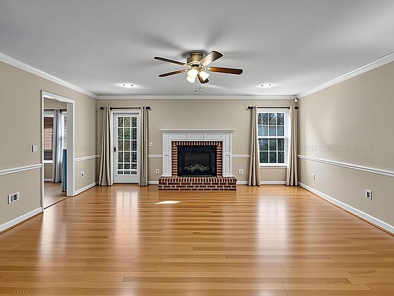 4th image of 2401 Woodridge Dr