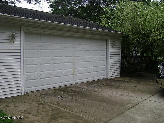 4th image of 444 East Dr