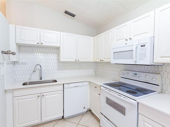 4th image of 11811 SW 8th St