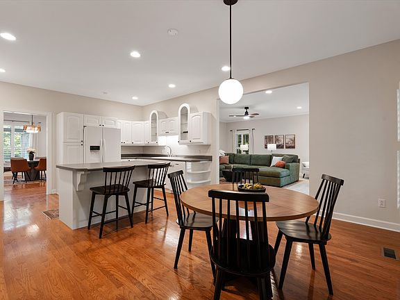 3rd image of 604 Georgian Way #A
