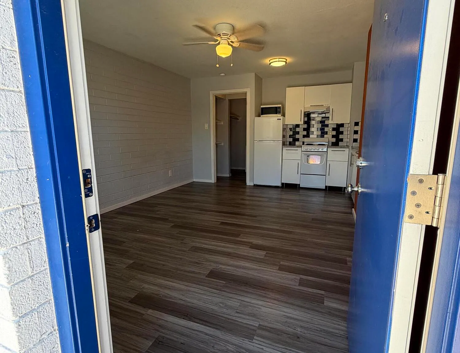 1 bed, 1.0 bath, 300 sqft, $1,050 — Photo 3