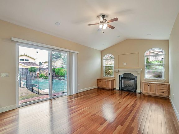 3rd image of 1076 San Francisco Way