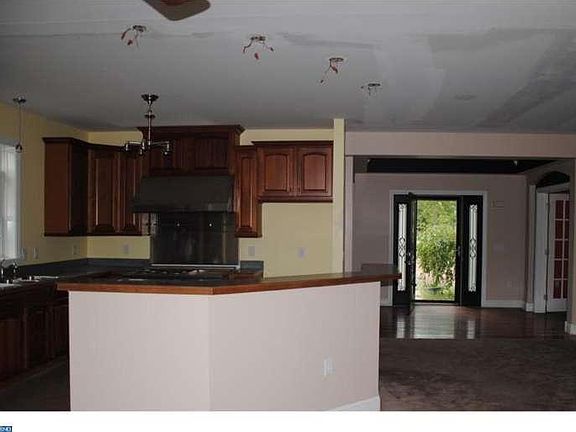 4th image of 684 Fox Run Rd