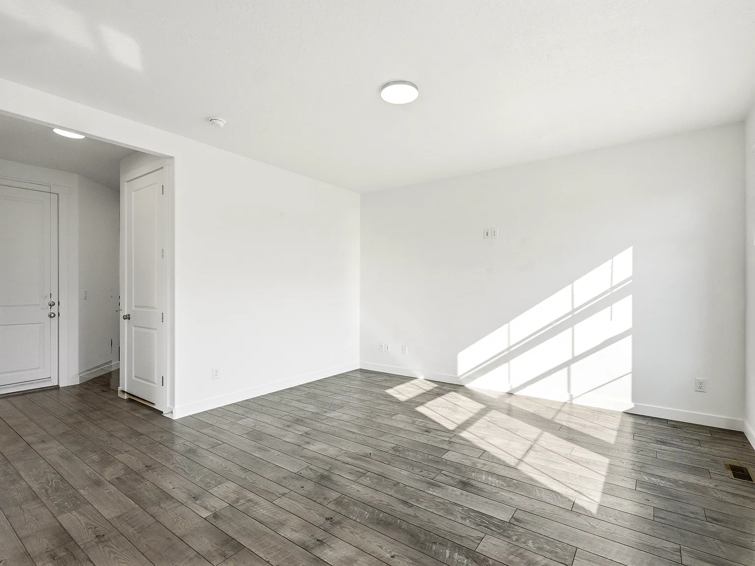 5 bed, 3.5 bath, 2700 sqft, $3,800 — Photo 3