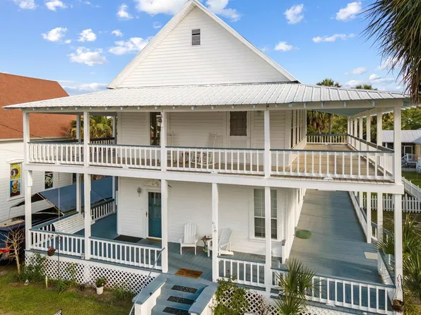 658 4th St, Cedar Key, FL 32625