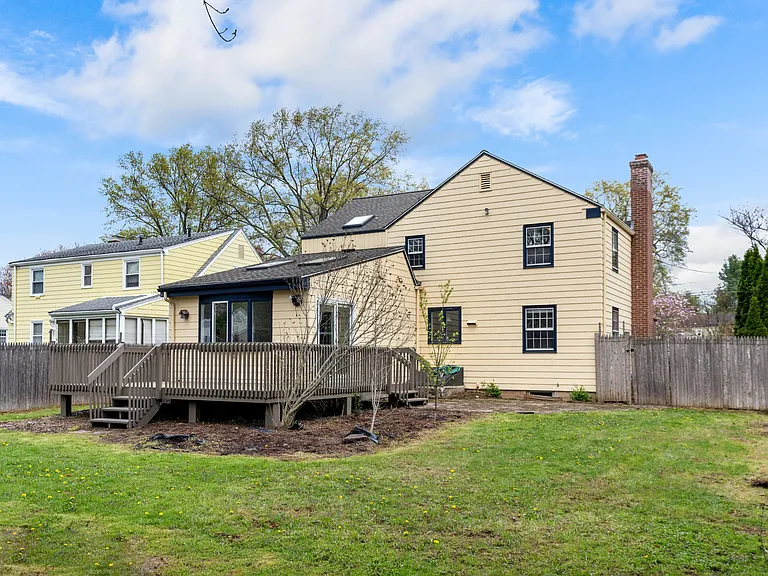 25 Sherwood Rd — Photo 11