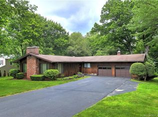 621 Schoolhouse Ln, Orange, CT 06477