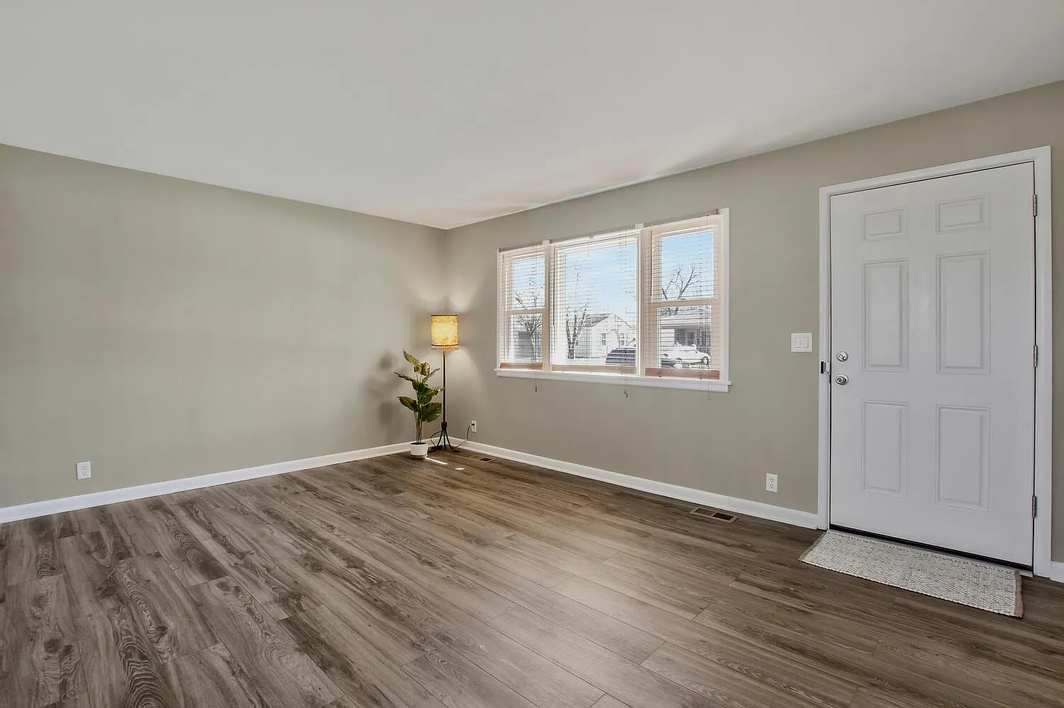 2037 S Saint Clair Ave — Photo 1