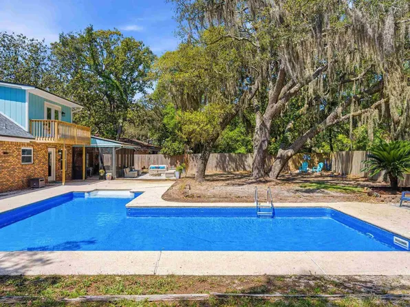 1555 Oak Shore Dr, Gulf Breeze, FL 32563