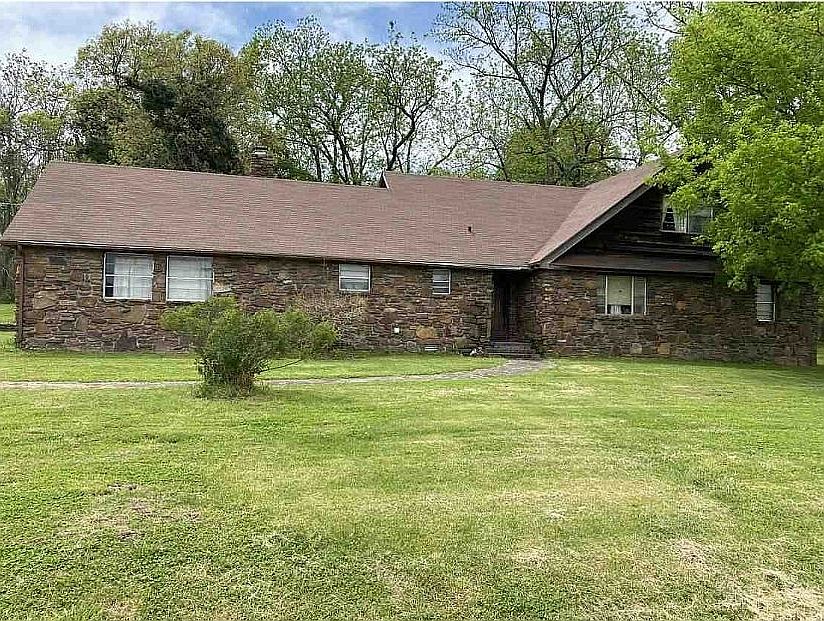 Front view. Home faces east.