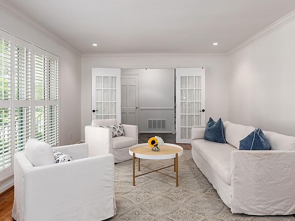 3rd image of 1457 Willoughby Cir