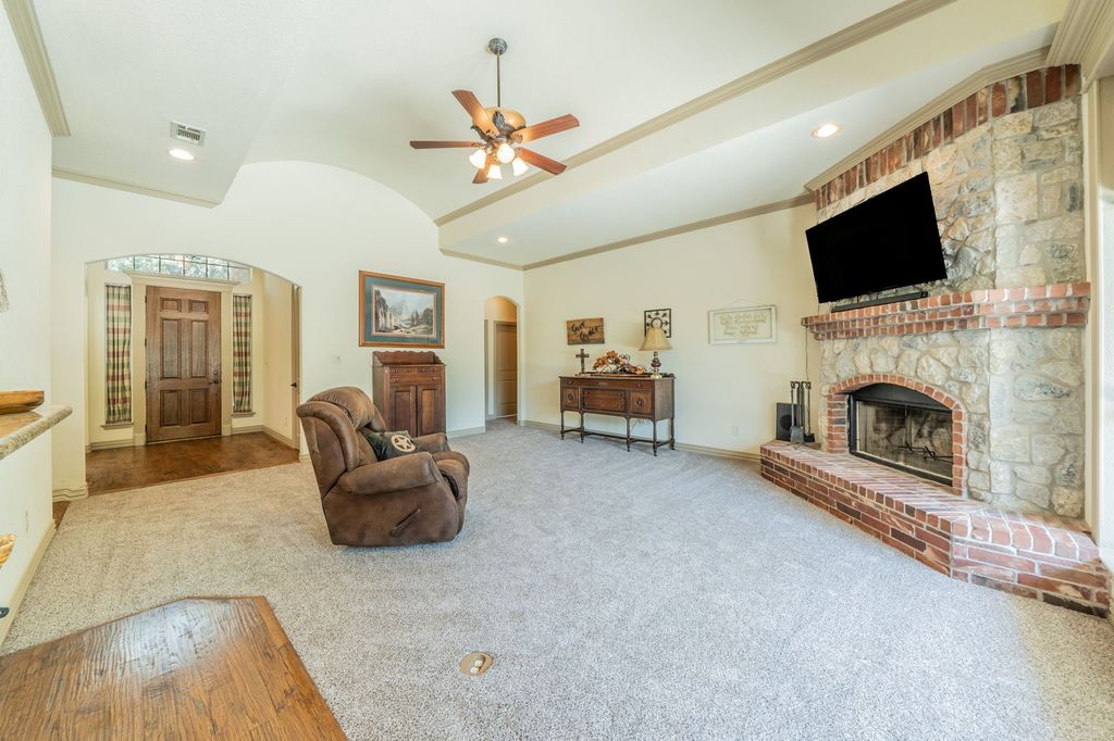 109 Overton Ridge Cir, Weatherford, TX - View 3