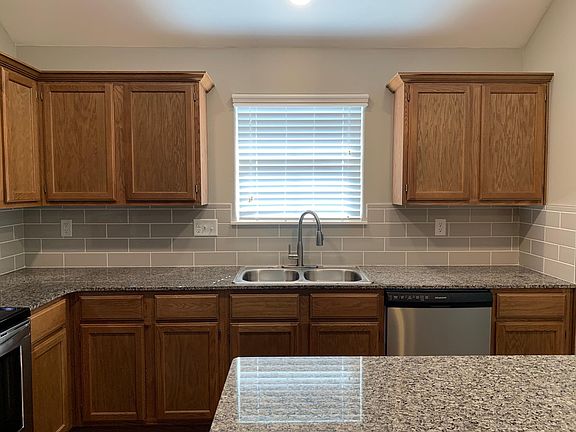 4th image of 3502 Thistle St #1