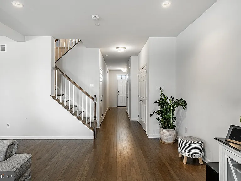 25 N Tompkins Sq — Photo 16
