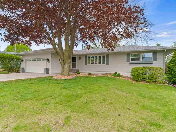 705 Perdock Ct, Washington, IA 52353