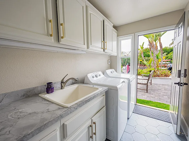 341 Calle De Adele — Photo 31