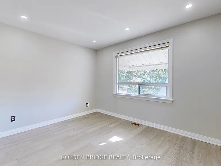 438 Centre St E — Photo 9