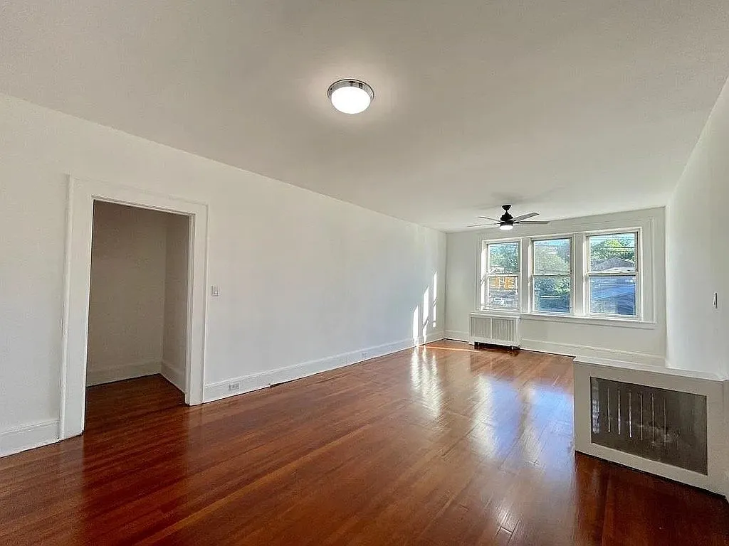 This newly renovated 3-bedroom, 1-bathroom apartment offers 800 square feet of comfortable living sp — Photo 4