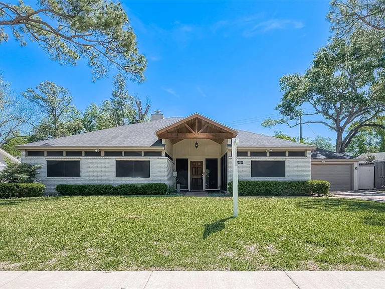 3019 Stoney Brook Dr — Photo 1