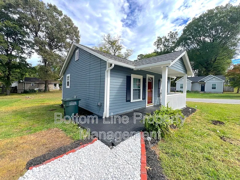2 bed, 1.0 bath, 706 sqft, $1,300 — Photo 2
