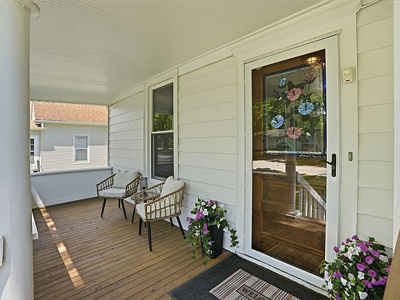 2nd image of 307 W Curtis St
