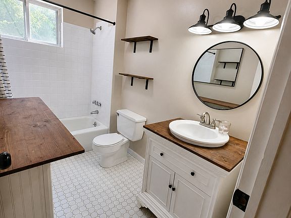 3rd image of 172 Macon Ave APT 2