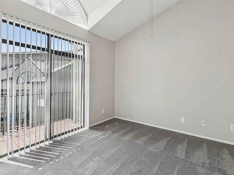 Oaks White Rock — Photo 24
