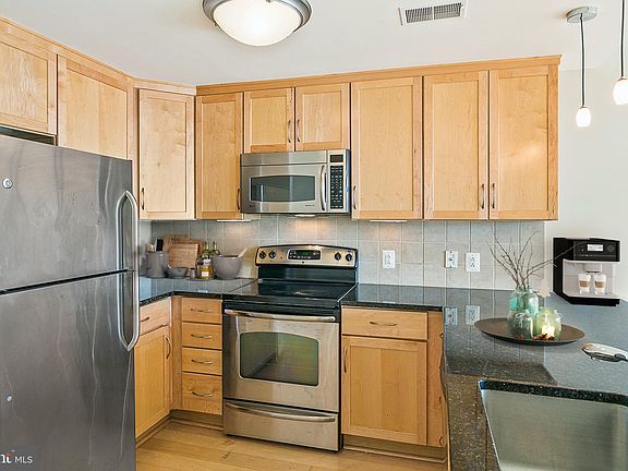 4th image of 888 N Quincy St Unit 1008
