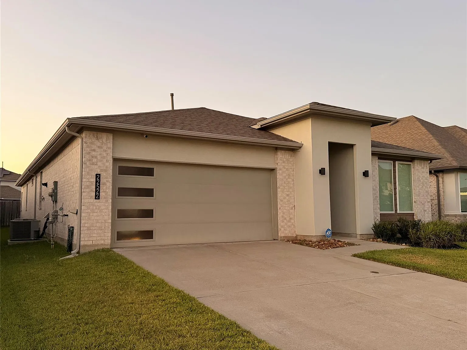 4 bed, 3.0 bath, 2303 sqft, $2,600 — Photo 2