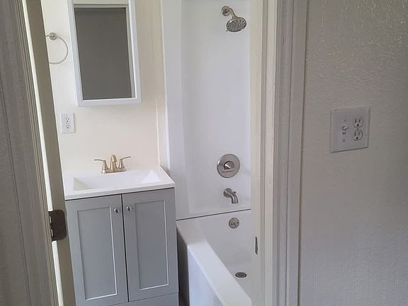 5th image of 616 Dewar Dr #1