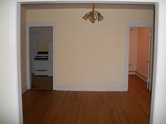 3rd image of 2248 W Byron St Floor 1