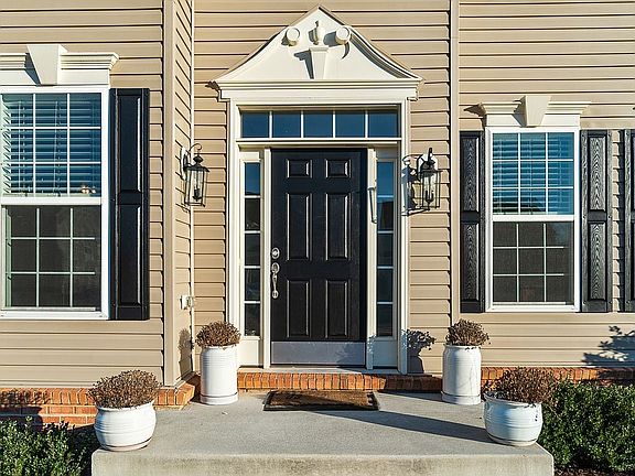 3rd image of 9046 Stone Crest Dr